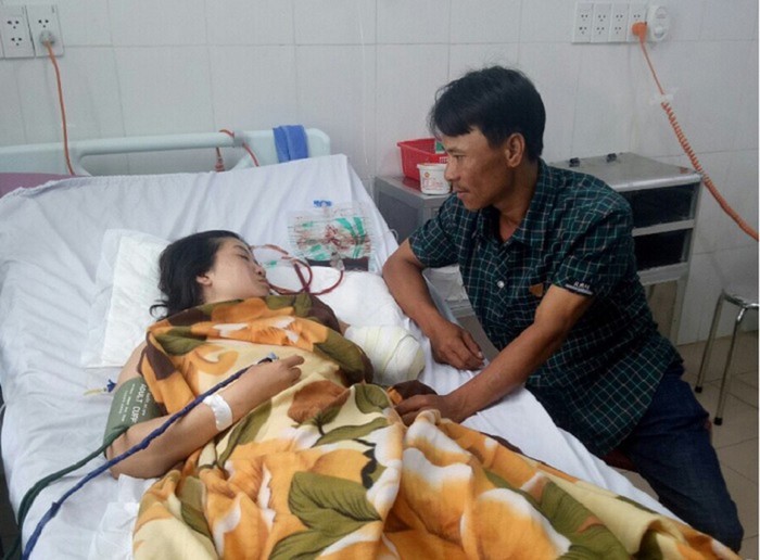 Cô Trần Bá Tiền đi dạy cách nhà 130km, bị tai nạn, phải cắt bỏ 1 tay (Ảnh:T.U)