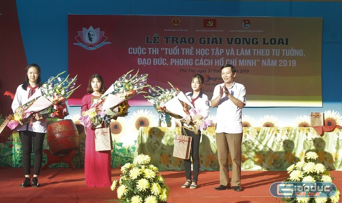 Đại diện lãnh đạo Sở Giáo dục và Đào tạo tỉnh Phú Thọ trao phần quà dành cho các thí sinh xuất sắc nhất Vòng loại cuộc thi (Ảnh:V.N)