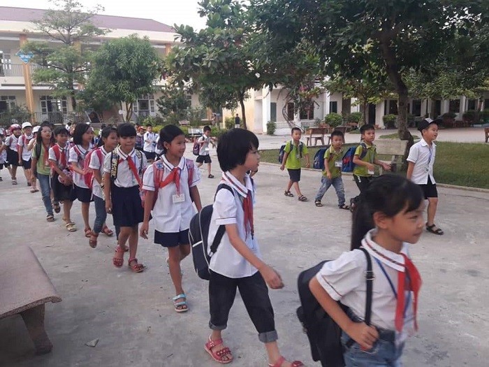 Học sinh trường tiểu học Nam Đào xếp hàng khi đi học về (Ảnh:V.N)