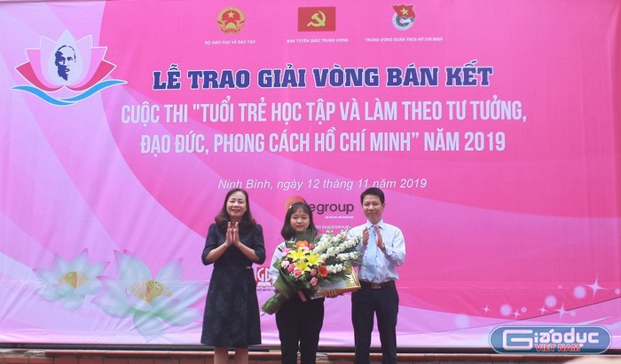 Trao giải cho thí sinh Đinh Thị Phương Nhâm, giải Tư Vòng thi Bán kết của cuộc thi (Ảnh:V.N)