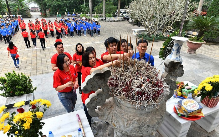 Đoàn hành trình Tôi yêu Tổ quốc tôi của Vietjet thắp hương tưởng niệm các anh hùng liệt sĩ tại nghĩa trang Vị Xuyên (Hà Giang): Ảnh:VietJet