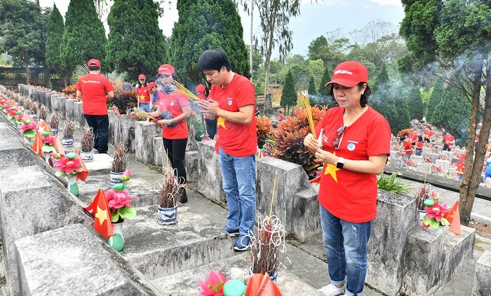 Đoàn hành trình Tôi yêu Tổ quốc tôi của Vietjet thắp hương tưởng niệm các anh hùng liệt sĩ tại nghĩa trang Vị Xuyên (Hà Giang) :Ảnh VietJet