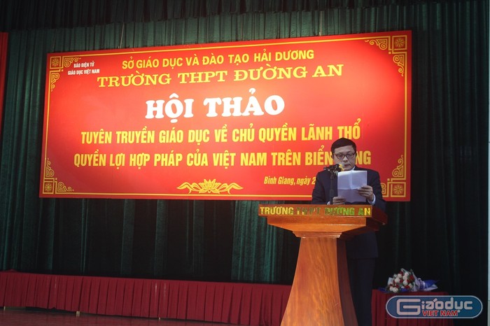 Thầy Đỗ Xuân Hiền, hiệu trưởng nhà trường đánh giá cao ý nghĩa của buổi hội thảo (Ảnh:Vũ Ninh)