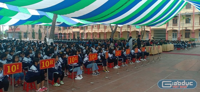 Hơn 1300 học sinh trường cấp 3 Đường An chăm chú lắng nghe &quot;Ông Biển Đông&quot; (Ảnh:Vũ Ninh)