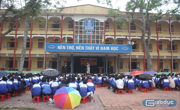 Tiến sĩ Trần Công Trục chia sẻ kiến thức biển đảo tới hơn 1300 học sinh trường cấp 3 Quang Trung (Ảnh:Vũ Ninh)