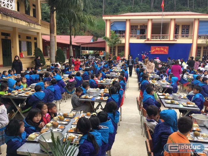 Nhiều trường duy trì bữa ăn tất niên cho học sinh (Ảnh:V.N)