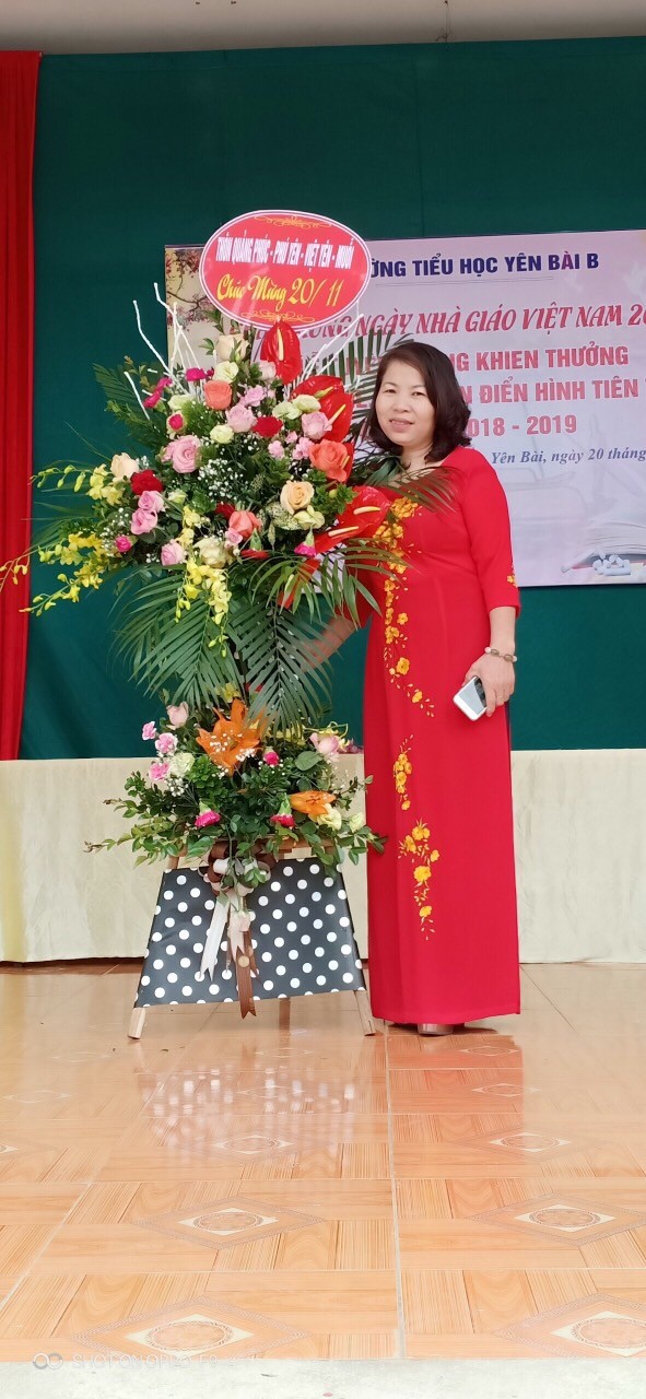 Cô Thủy rạng rỡ trong ngày nhà giáo Việt Nam 20-11 (ảnh: nhân vật cung cấp )