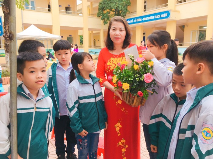 Cô Thủy cùng học sinh vui vẻ trong ngày nhà giáo Việt Nam 20-11 (ảnh: nhân vật cung cấp)