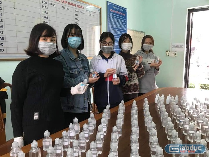 Cô giáo Trần Minh Hậu và nhóm học sinh trường Trung học Phổ thông số 1 Lào Cai trong chiến dịch pha chế nước rửa tay diệt khuẩn (Ảnh:Hoàng Hằng)