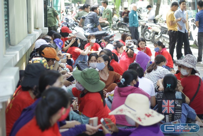 Hơn 100 giáo viên các huyện có mặt tại Hà Nội ngày 16/5/2020 (Ảnh: Khánh Vy)