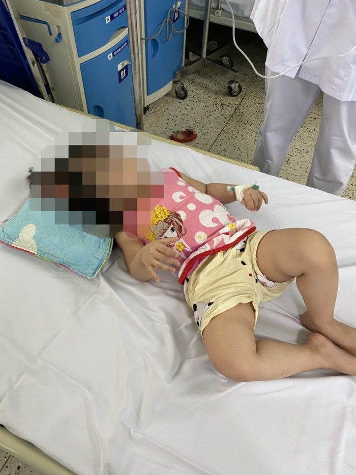 Trẻ điều trị tại bệnh viện Nhi do bị ngộ độc thực phẩm (Ảnh: NVCC)