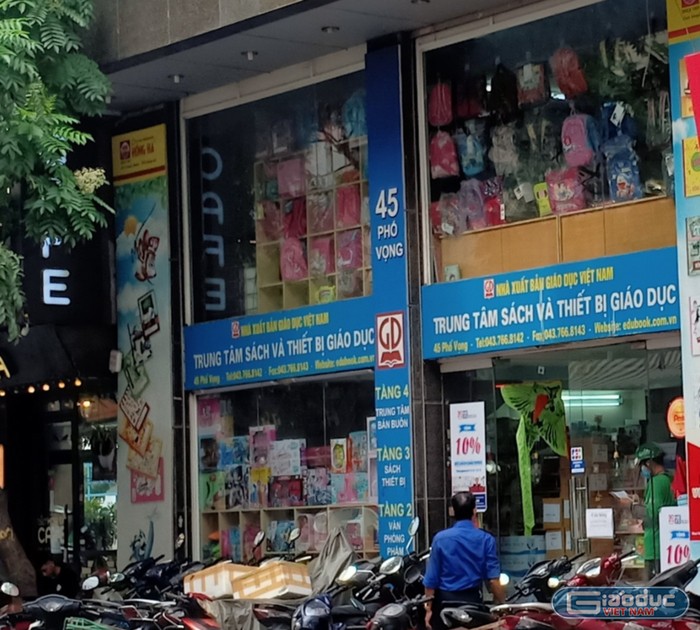 Tại những cửa hàng thuộc hệ thống Nhà xuất bản Giáo dục Việt Nam cũng không còn đủ một bộ sách giáo khoa lớp 6 (Ảnh:V.N)