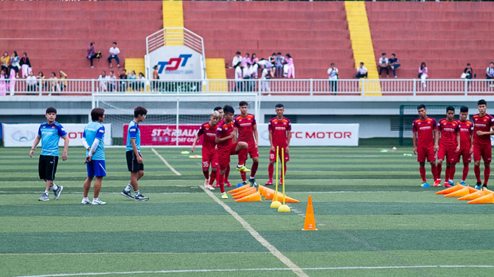 Đội tuyển U22 Việt Nam tập luyện tại sân vận động của trường Tôn Đức Thắng (Ảnh: tdtu.edu.vn)