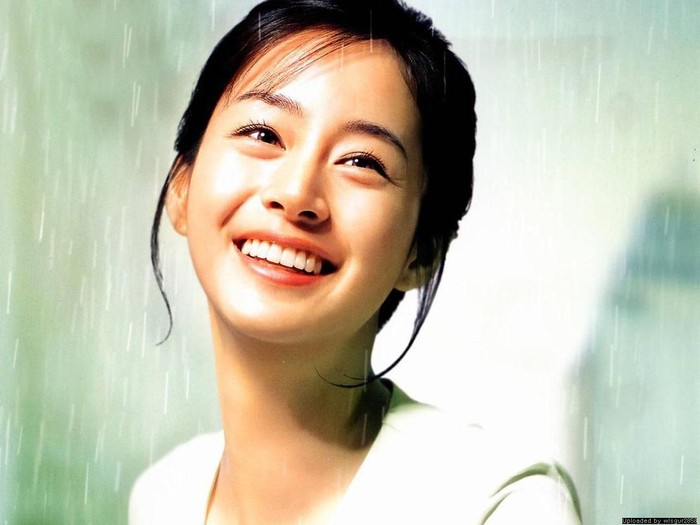 Các nữ diễn viên xinh như hoa không phải là chuyện hiếm hoi ở Hàn Quốc. Thế nhưng không phải ai cũng sở hữu được một nụ cười đẹp rạng ngời và khiến nhiều người hâm mộ "phát cuồng" vì nụ cười ấy như cô nàng Kim Tea Hee.