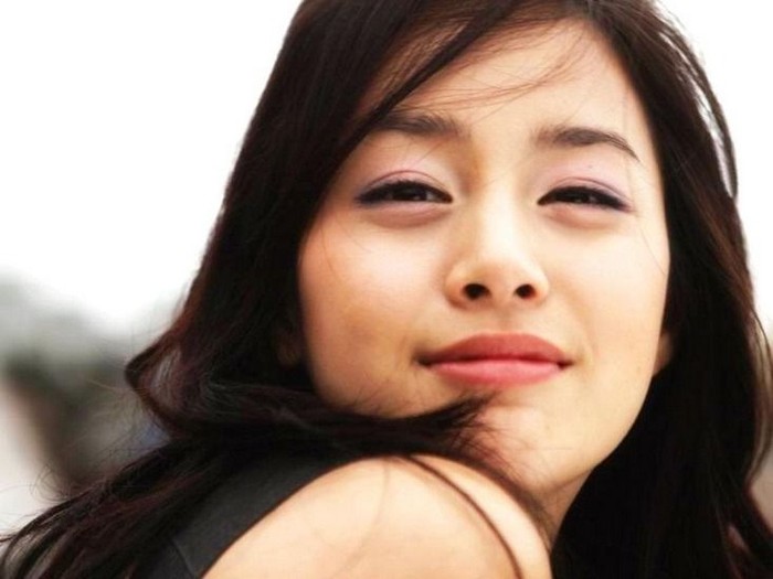 Dường như sự hòa quyện của tất cả đường nét trên gương mặt Kim Tae Hee đã tạo nên cho cô một gương mặt khả ái. Luôn lựa chọn cách trang điểm nhẹ nhàng, tự nhiên. Song nụ cười lại chính là điểm nhấn làm hoàn hảo thêm gương mặt trời cho của cô.