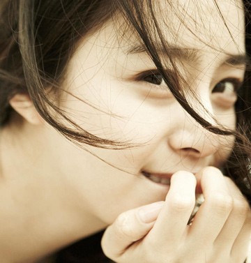 Chính sự duyên dáng trong từng cử chỉ đã làm nụ cười Kim Tae Hee trở nên hấp dẫn và đáng yêu hơn. Tất cả chúng như hòa quện tạo nên sự một vẻ đẹp hoàn hảo.