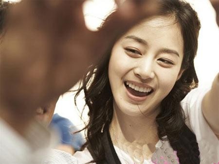 Phải chăng nhờ nụ cười này, mà người ta chẳng phải băn khoăn nhiều khi gắn cho Kim Tae Hee những mỹ từ ca ngợi vẻ đẹp trong sáng, thuần khiết và thánh thiện như một thiên thần.