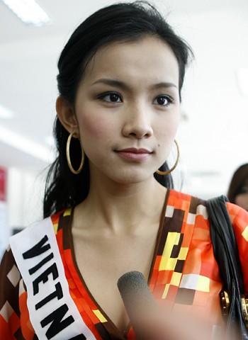 Hoa hậu Thùy Lâm cũng nổi tiếng với một nốt ruồi khá to và đậm nét bên mép trái.