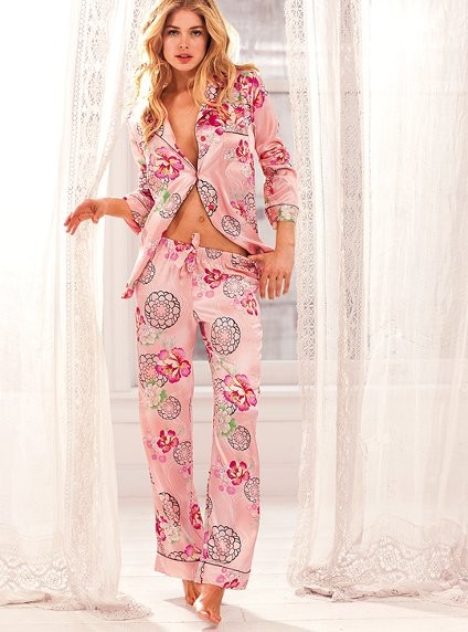Với bộ pyjama này, bạn cứ như đang mang cả rừng hoa lên người vậy.