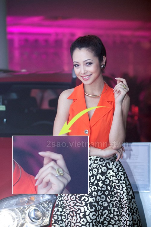 Theo giới thạo tin, chiếc nhẫn vàng mà người đẹp Jennifer Phạm đeo trong một số sự kiện gần đây là chiếc nhẫn cầu hôn của bạn trai tại Công cuốc Monaco.