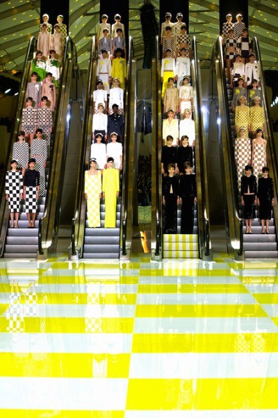Kết thúc show diễn là mô hình mô phỏng bốn chiếc thang cuốn với tất cả người mẫu mang trên mình bộ trang phục sành điệu trong bộ sưu tập LV.