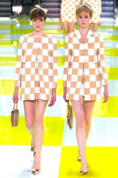 Trang phục kẻ ca rô “bàn cờ” hay họa tiết in hoa to bản chắc chắn sẽ trở thành xu hướng mới “làm mưa làm gió” thị trường thời trang xuân hè 2013.