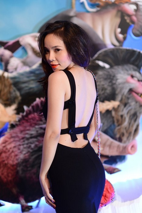 Ngọc Bích Giải Vàng Siêu mẫu Việt Nam 2009 với trang phục đen cộng những đường chéo táo bạo đã giúp cho người đẹp phát huy được lợi thế đường cong và hình thể ấn tượng.