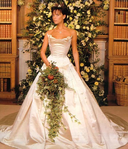 Năm 1999, khi làm lễ cưới với chàng cầu thủ điển trai David Beckham, cựu ngôi sao Spice Girl đã mặc chiếc váy cưới màu champagne của Vera Wang. Có thể nói đây là một trong những mẫu váy cưới đơn giản nhất của nhà thiết kế tài ba gốc Trung Hoa.