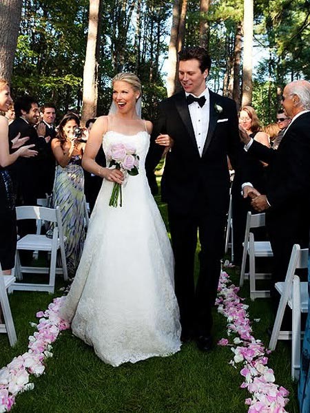 Nữ diễn viên Ali Larter kết hôn với Hayes MacArthur vào năm 2009. Để có được chiếc váy cưới đẹp như trong mơ như thế này, tất nhiên cô đã phải tìm đến nhà thiết váy cưới nổi tiếng nhất thế giới Vera Wang. Chiếc váy ren trắng được thiết kế hở lưng khá táo bạo.
