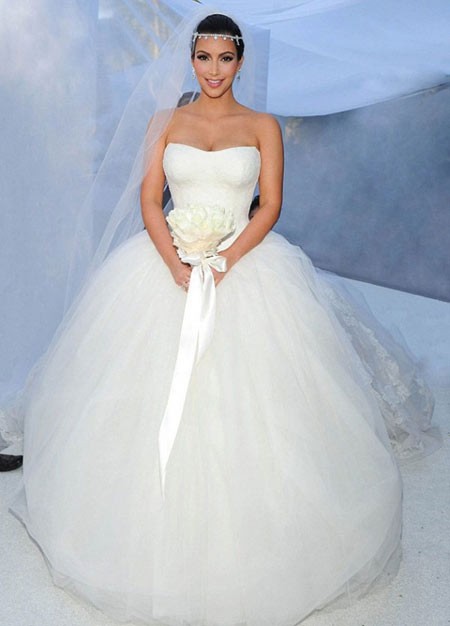 Có lẽ Kim Kardashian mới là sao Hollywood sành điệu và chịu chi nhất khi cô đặt may đến 3 chiếc váy cưới đều mang thương hiệu Vera Wang. Tuy nhiên, đám cưới tưởng chừng như hạnh phúc của ngôi sao truyền hình thực tế chỉ kéo dài vỏn vẹn trong 72 ngày.