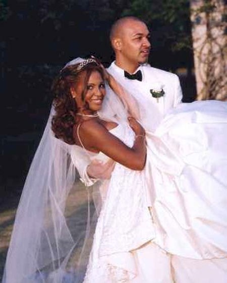 Toni Braxton cưới Keri Lewis vào năm 1998, và cặp đôi này đã đường ai nấy đi sau 8 năm chung sống.