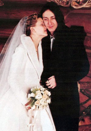 Kate Hudson hạnh phúc bên chàng thủ lĩnh nhóm Black Crowes, Chris Robinson. Cặp đôi này kết hôn năm 2000 và tuyên bố chia tay 6 năm sau đó.