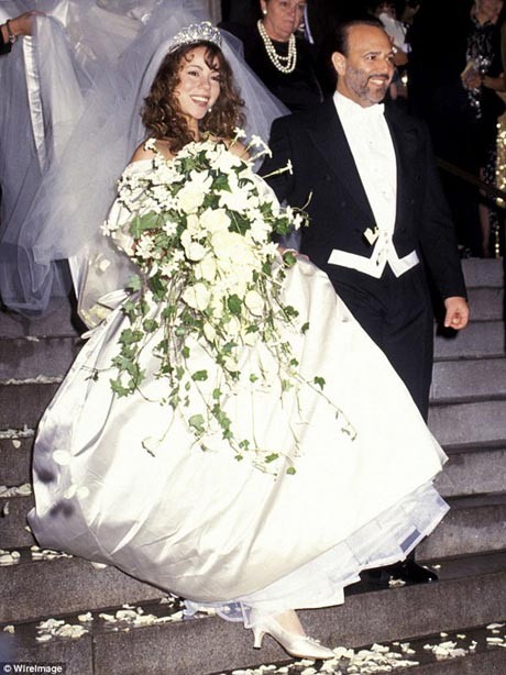 Nữ ca sĩ Mariah Carey cũng lên xe hoa vào năm 1993 với nhà sản xuất âm nhạc Tommy Mottola trong chiếc váy cưới cổ hình trái tim lộng lẫy mang thương hiệu Vera Wang. Phần đuôi của chiếc váy này dài đến hơn 8m và cần phải có 6 người đi phía sau nâng đuôi váy.