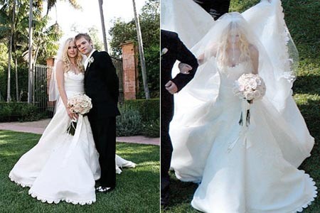Đám cưới của Avril Lavigne với chàng thủ lĩnh nhóm nhạc Sum 41 Deryk Whibley diễn ra vào năm 2006, nhưng cô dâu lại “đặt hàng” một chiếc váy cưới mang phong cách cổ điển. Chiếc váy được làm từ chất liệu vải lụa và trang trí viền ren ở phần gấu váy. Tuy nhiên, có lẽ do đuôi váy quá dài và rộng nên Avril Lavigne đã bị vấp ngã khi đang cùng chú rể bước vào lễ đường.