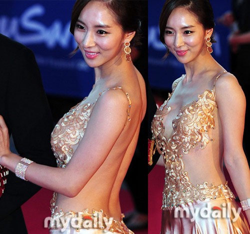 Bea So Eun đang làm nóng dư luận châu Á với trang phục quá gợi cảm tại thảm đỏ LHP Busan