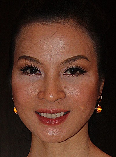 Ở độ tuổi 40, vẻ đẹp mặn mà của Thanh Mai là niềm mơ ước của rất nhiều phụ nữ. Tuy nhiên ở góc ảnh cận, gương mặt của cô MC xinh đẹp này lại xuất hiện những đốm tàn nhang vốn được coi là kẻ thù của nhan sắc.