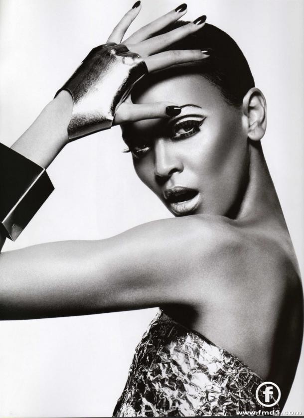 Năm 2007, với tổng thu nhập ước tính 2,5 triệu USD, Liya Kebede góp mặt trong danh sách những siêu mẫu thu nhập cao nhất (xếp thứ 11). Trước đó, cô cũng được tung hô là người mẫu da màu đầu tiên được hãng mỹ phẩm Estée Lauder chọn làm gương mặt đại diện.