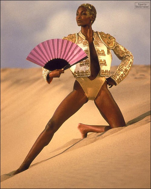 Roshumba Williams Cô siêu mẫu cao 1,83m này sinh ra tại thành phố Chicago, tiểu bang Illinois, nước Mỹ. Được Yves Saint Laurent – nhà thiết kế thời trang nổi tiếng người Pháp – đào tạo từ năm 1987 (khi mới 19 tuổi), Roshumba nhanh chóng trở thành một ngôi sao sáng trên các sàn diễn quốc tế.