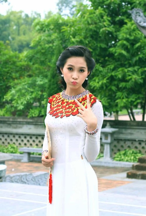 Hoa hậu Thu Thảo diện áo dài dịu dàng khoe khuôn mặt thanh tú cùng đôi môi chu 'gợi tình'