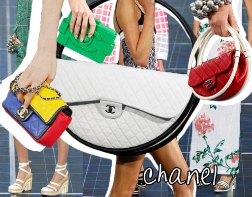 Chiếc túi Chanel khổng lồ hình bán nguyệt vô cùng độc đáo và ấn tượng.