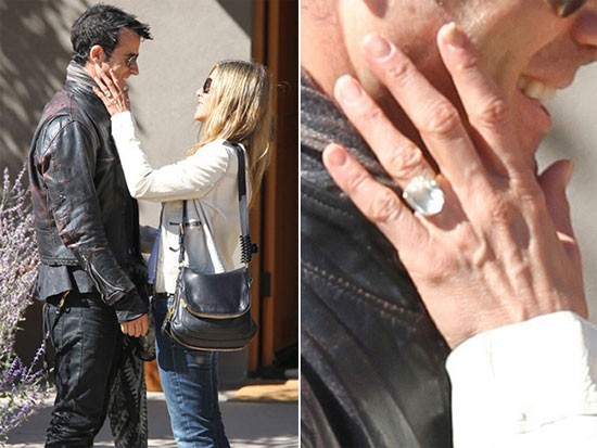 Mới đây, nữ diễn viên 43 tuổi Jennifer Aniston lộ chiếc nhẫn đính hôn rất to khi đóng phim tại Mexico. Một chuyên gia trang sức nhận định viên kim cương này có trọng lượng khoảng 8 carat.