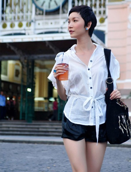 Cô vẫn giữ phong cách thời trang rất ấn tượng khi đi dạo phố với quần short và áo sơ mi.