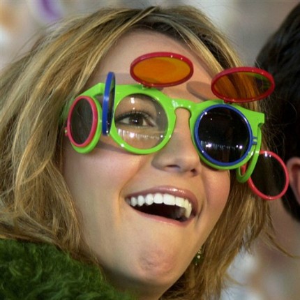 Britney trông cực kì vui vẻ trong cặp kính “bắng nhắng” đầy màu sắc.
