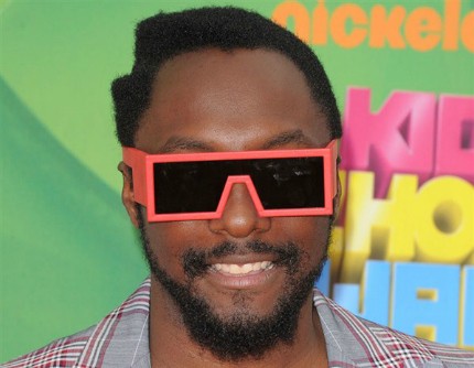 Will.i.am đã thể hiện một phong cách độc đáo của ngôi sao lớn với cặp kính cam huỳnh quang tại Nickelodeon Kids 'Choice Awards năm ngoái.