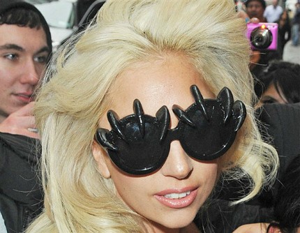Nữ ca sĩ Lady Gaga hẳn phải có một bộ sưu tập kính mắt quái dị đồ sộ. Với chiếc kính đen này, liệu cô ấy có thể nhìn thấy mọi vật?