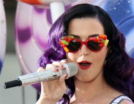 Katy Perry đã tới Hollywood hồi đầu năm nay để tham dự buổi ra mắt bộ phim của cô, "Part of Me". Để kết hợp với trang phục “bỏng ngô” theo chủ đề của mình, Katy đã chọn lựa cặp kính mát "ngọt lịm" với kẹo dẻo màu sắc. Trông chúng thực sự rất “ngon” mắt và là điểm nhấn hoàn hảo cho phong cách ngộ nghĩnh của Katy!