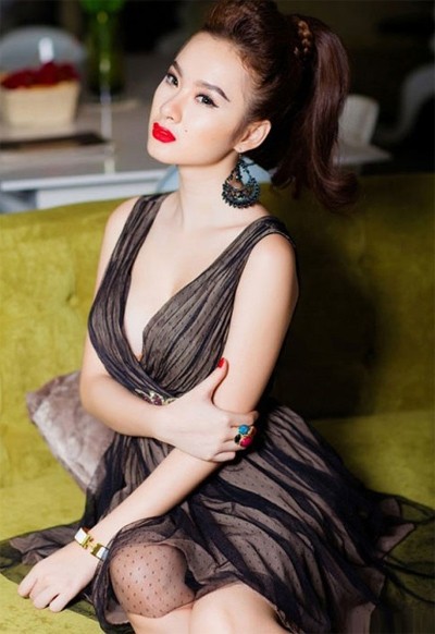 Giống như bất cứ người đẹp nào khác, Angela Phương Trinh cũng say đắm các bộ váy bó sát cơ thể, khoe được ba vòng.