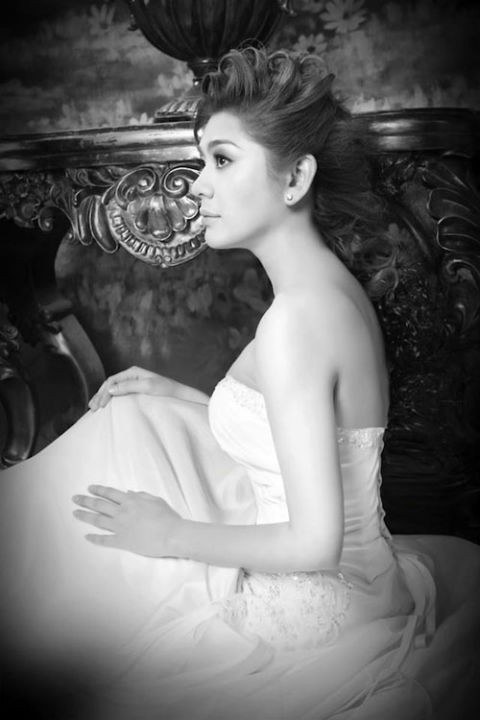 Khanh Chí Lâm xinh đẹp rạng ngời trong đầm cô dâu trắng