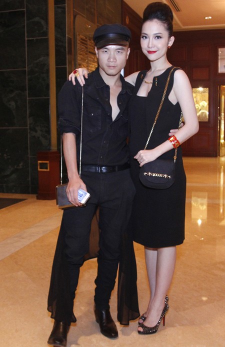 2. Váy Mùa Vietnam Nexttop Modep 2011, khán giả được một phen "sửng sốt" khi các giám khảo nam xuất hiện với chiếc váy trên người.