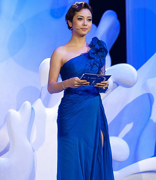 Jennifer Phạm nổi bật trong bộ váy màu xanh hoàng gia cao quý